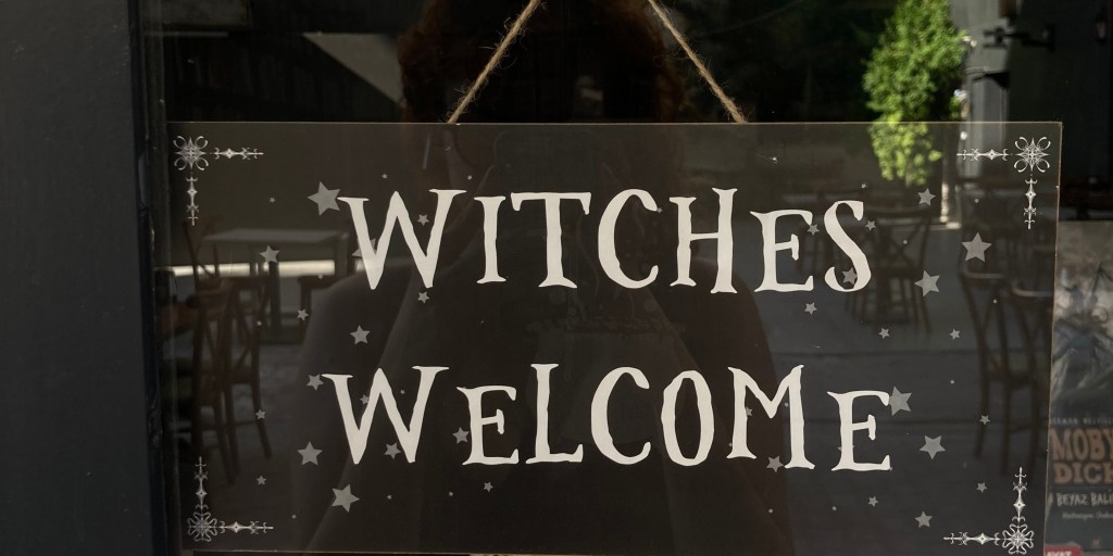 a sign that says witches welcome.